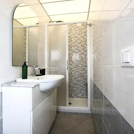 3 Bedroom Beautiful In アパート